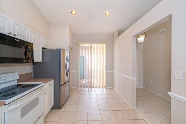 2590 E Aragon Boulevard 2, Sunrise, FL 33313