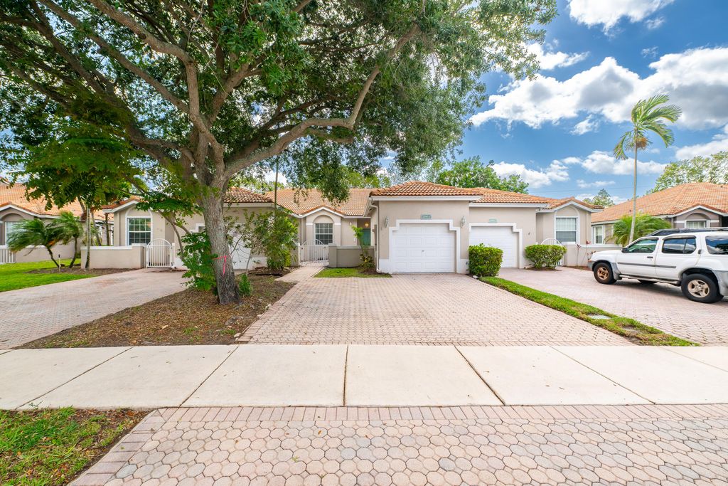 2590 E Aragon Boulevard 2, Sunrise, FL 33313