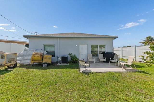 525 NW 12th Avenue, Boynton Beach, FL 33435