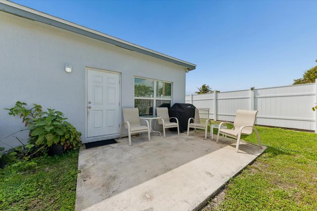 525 NW 12th Avenue, Boynton Beach, FL 33435
