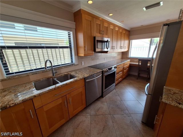 551 Beachwalk CIR, Naples, FL 34108