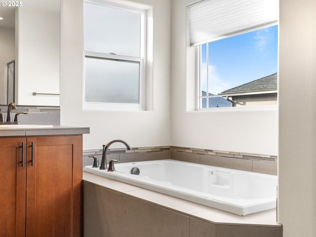 10693 Nw 288TH Ter, North Plains, OR 97133