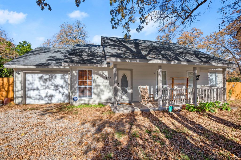 200 Blanket Flower DR, Bastrop, TX 78602