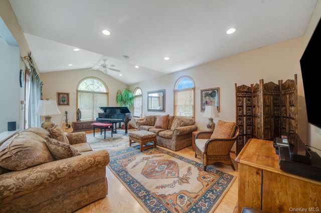 75 Pawnee Drive, Commack, NY 11725