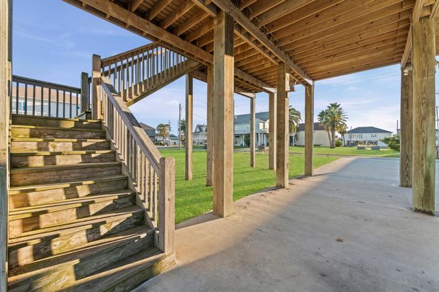 960 Crane Lane, Port Bolivar, TX 77650
