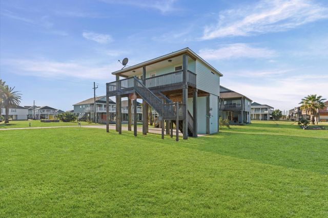 960 Crane Lane, Port Bolivar, TX 77650