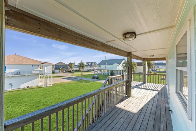 960 Crane Lane, Port Bolivar, TX 77650