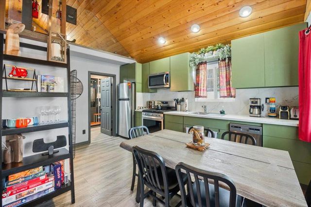 306 Victoria Lane, Sugarloaf, CA 92386