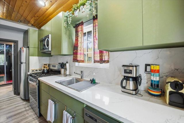 306 Victoria Lane, Sugarloaf, CA 92386