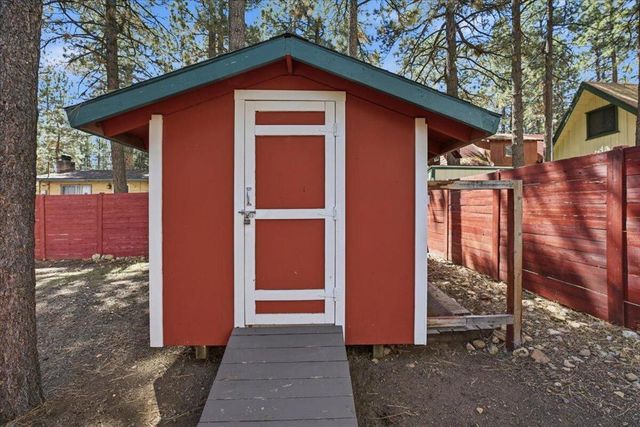 306 Victoria Lane, Sugarloaf, CA 92386