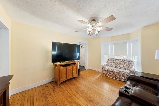 28 Everett St, Woburn, MA 01801