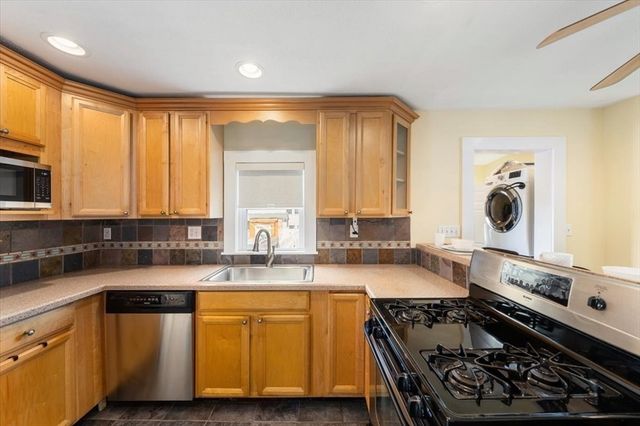 28 Everett St, Woburn, MA 01801