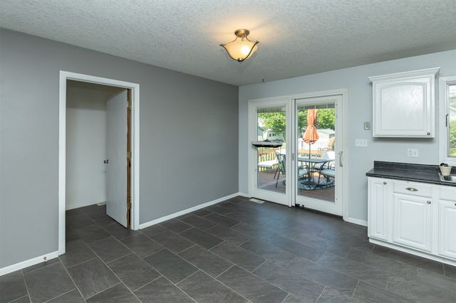 555 NE Maple Avenue, Earlham, IA 50072