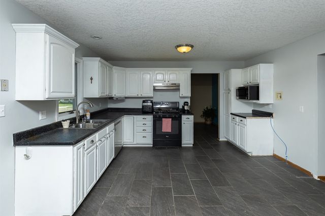 555 NE Maple Avenue, Earlham, IA 50072