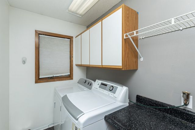 555 NE Maple Avenue, Earlham, IA 50072