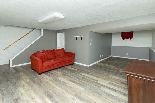 555 NE Maple Avenue, Earlham, IA 50072