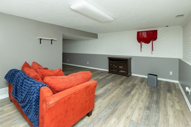 555 NE Maple Avenue, Earlham, IA 50072