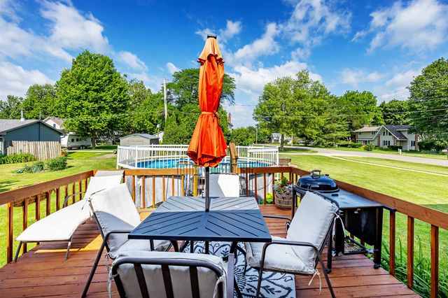 555 NE Maple Avenue, Earlham, IA 50072
