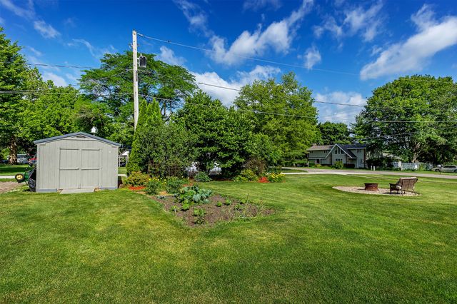 555 NE Maple Avenue, Earlham, IA 50072