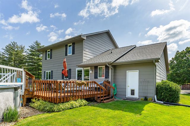 555 NE Maple Avenue, Earlham, IA 50072