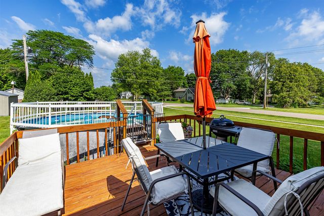 555 NE Maple Avenue, Earlham, IA 50072
