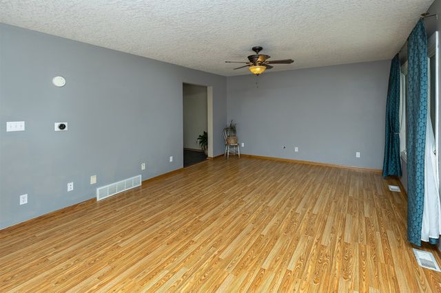 555 NE Maple Avenue, Earlham, IA 50072