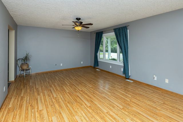 555 NE Maple Avenue, Earlham, IA 50072