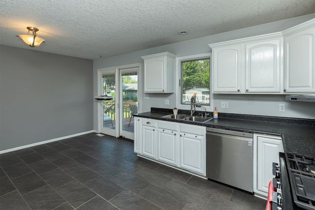 555 NE Maple Avenue, Earlham, IA 50072