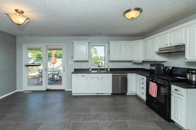 555 NE Maple Avenue, Earlham, IA 50072