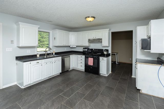 555 NE Maple Avenue, Earlham, IA 50072