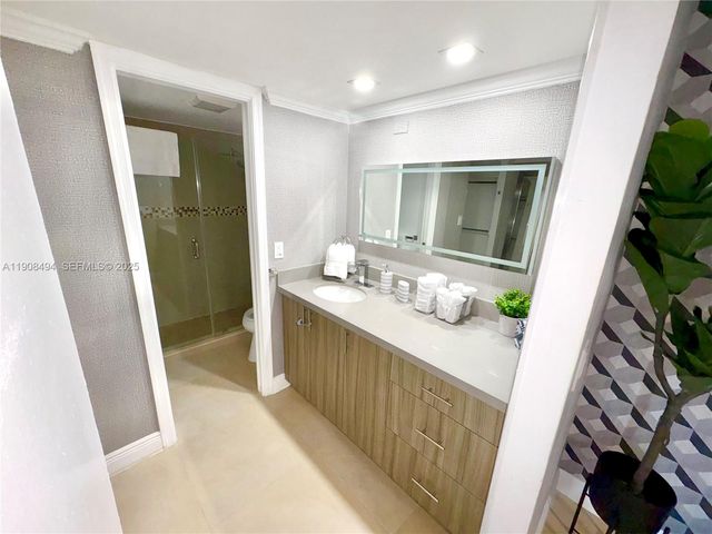 20500 W Country Club Drive 501, Aventura, FL 33180