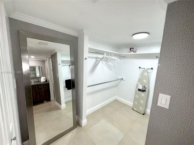 20500 W Country Club Drive 501, Aventura, FL 33180