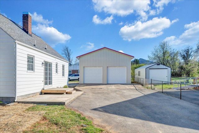 2105 Mountain AVE, Salem, VA 24153