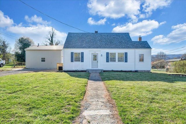 2105 Mountain AVE, Salem, VA 24153