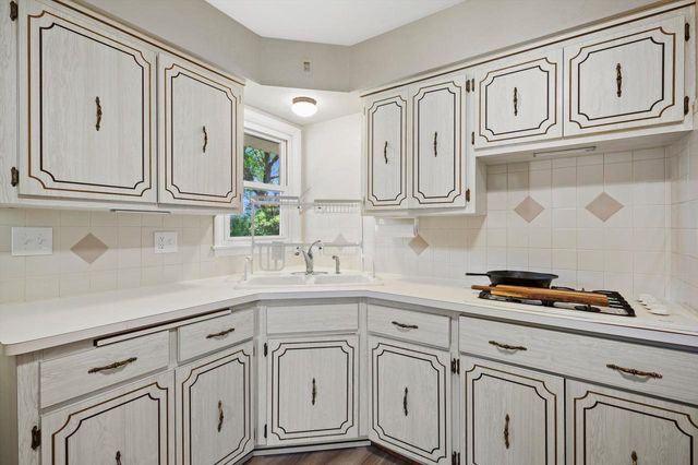 6830 W Plainfield AVENUE, Greenfield, WI 53220
