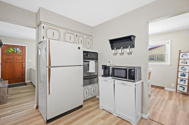 6830 W Plainfield AVENUE, Greenfield, WI 53220