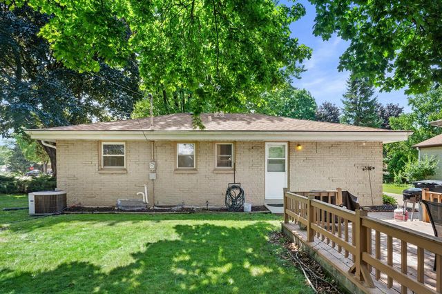6830 W Plainfield AVENUE, Greenfield, WI 53220
