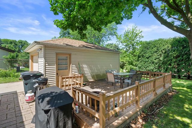 6830 W Plainfield AVENUE, Greenfield, WI 53220