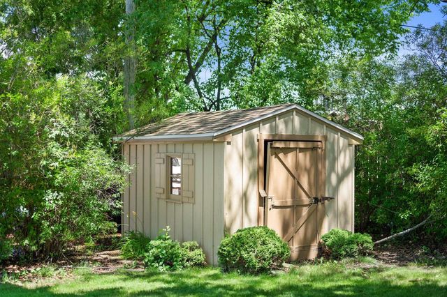 6830 W Plainfield AVENUE, Greenfield, WI 53220