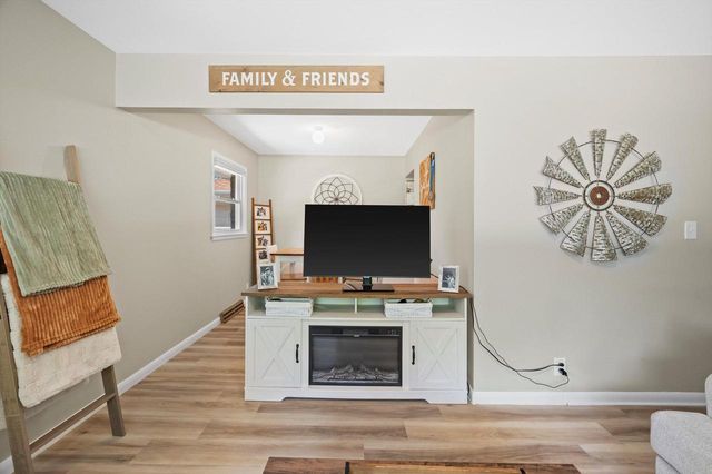 6830 W Plainfield AVENUE, Greenfield, WI 53220