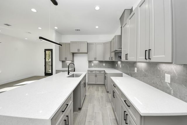 316 E Oakdale Street, Dayton, TX 77535