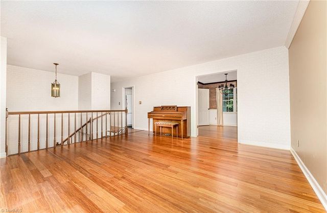4325 Rosebriar Lane, Winston-salem, NC 27106