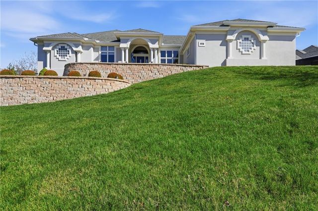 1608 NW Sunridge Drive, Blue Springs, MO 64015