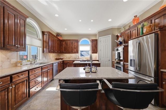 1608 NW Sunridge Drive, Blue Springs, MO 64015