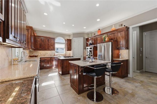 1608 NW Sunridge Drive, Blue Springs, MO 64015