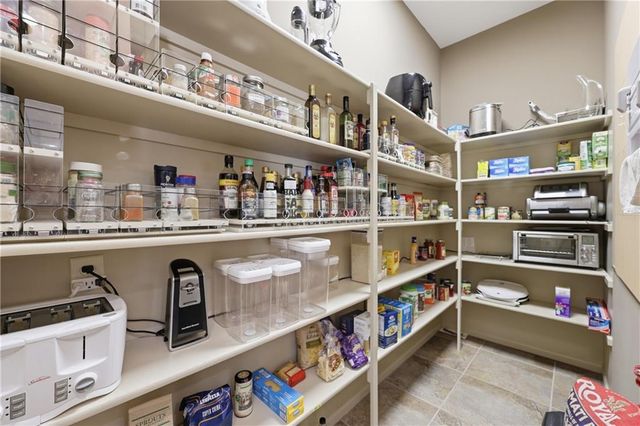 1608 NW Sunridge Drive, Blue Springs, MO 64015