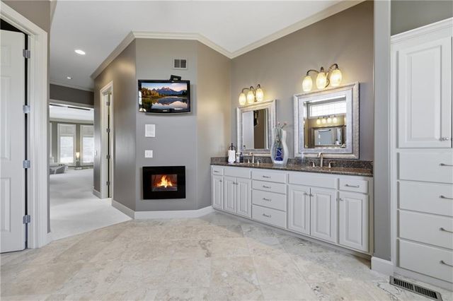 1608 NW Sunridge Drive, Blue Springs, MO 64015