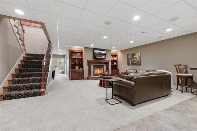 1608 NW Sunridge Drive, Blue Springs, MO 64015