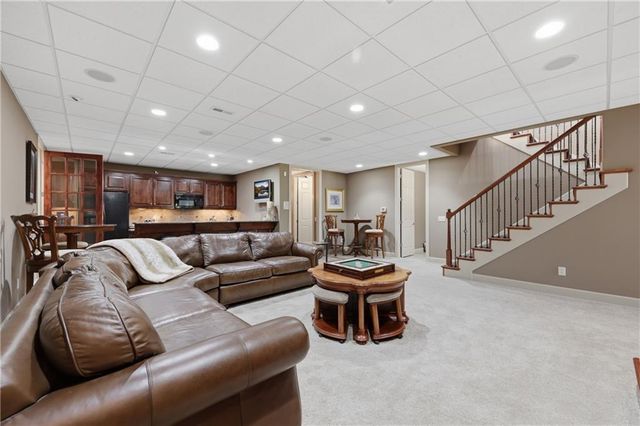 1608 NW Sunridge Drive, Blue Springs, MO 64015