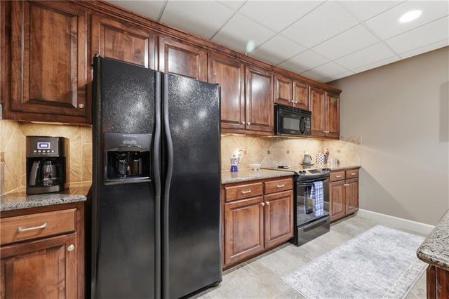 1608 NW Sunridge Drive, Blue Springs, MO 64015